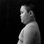一个胖男孩的侧面象 黑白照片 版数10 120X96cm 2005